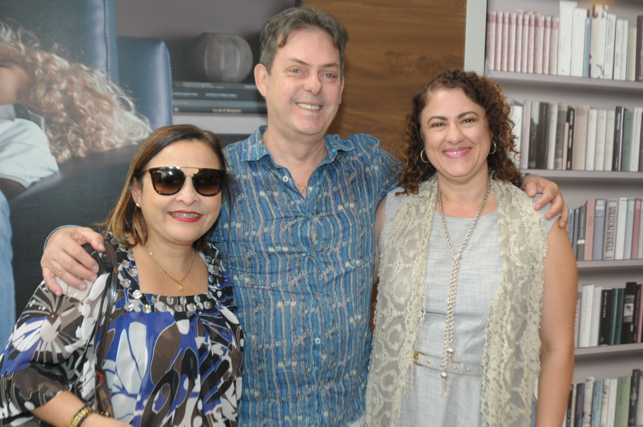   Isa Brandão e Ellen Simões com Gustavo Rocha     